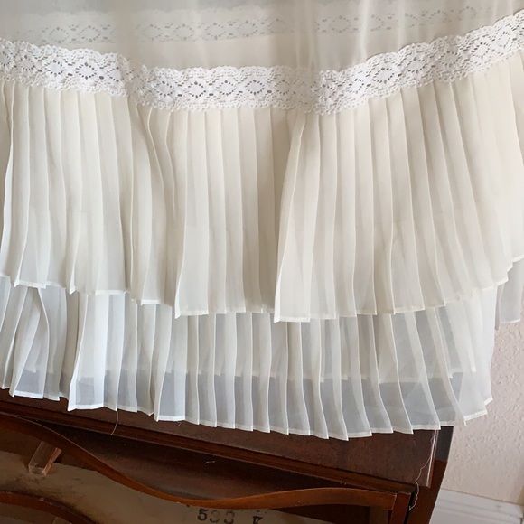 Lacey, flirty Top - Picture 4 of 7